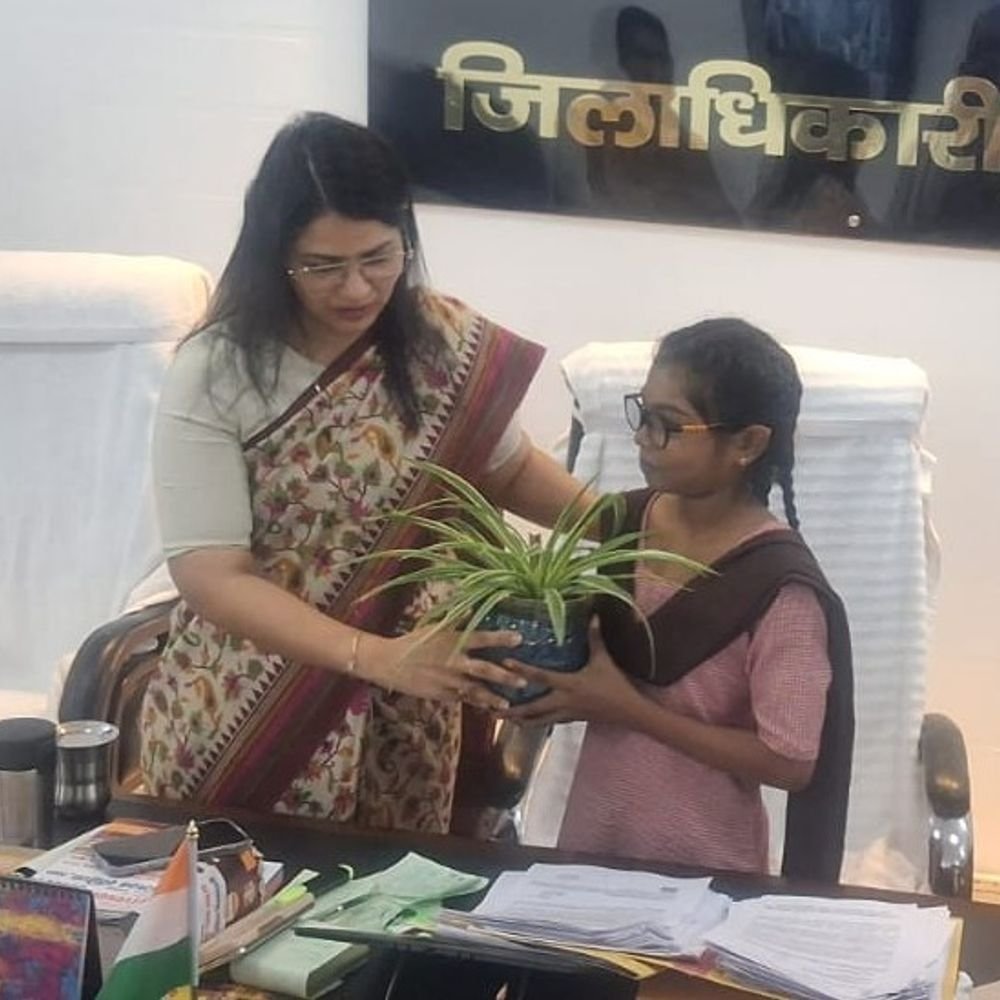 कक्षा-7 की छात्रा निधि बनीं एक दिन की SDM:हापुड़ में जनसुनवाई में सुनीं समस्याएं, सड़क निर्माण के दिए निर्देश