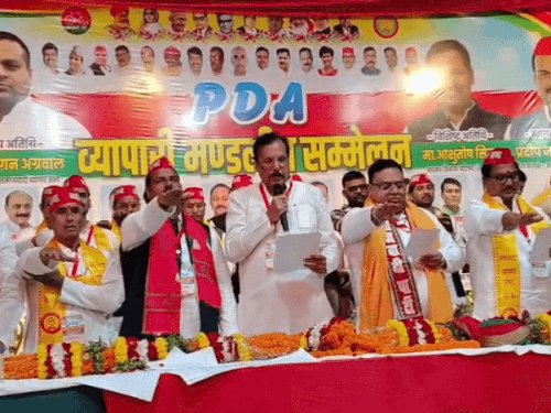 वाराणसी में सपा का PDA व्यापारी सम्मेलन:2000 से अधिक व्यापारियों ने भरी हुंकार; अखिलेश यादव के घोषणा पत्र में शामिल होंगी 27 मांगें