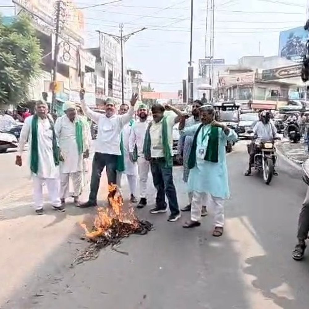 भाकियू का पैदल मार्च, ज्ञानेश कुमार का पुतला फूंका:महावीर चौक से कलेक्ट्रेट तक पहुंचे किसान, चुनाव आयुक्त को हटाने की मांग