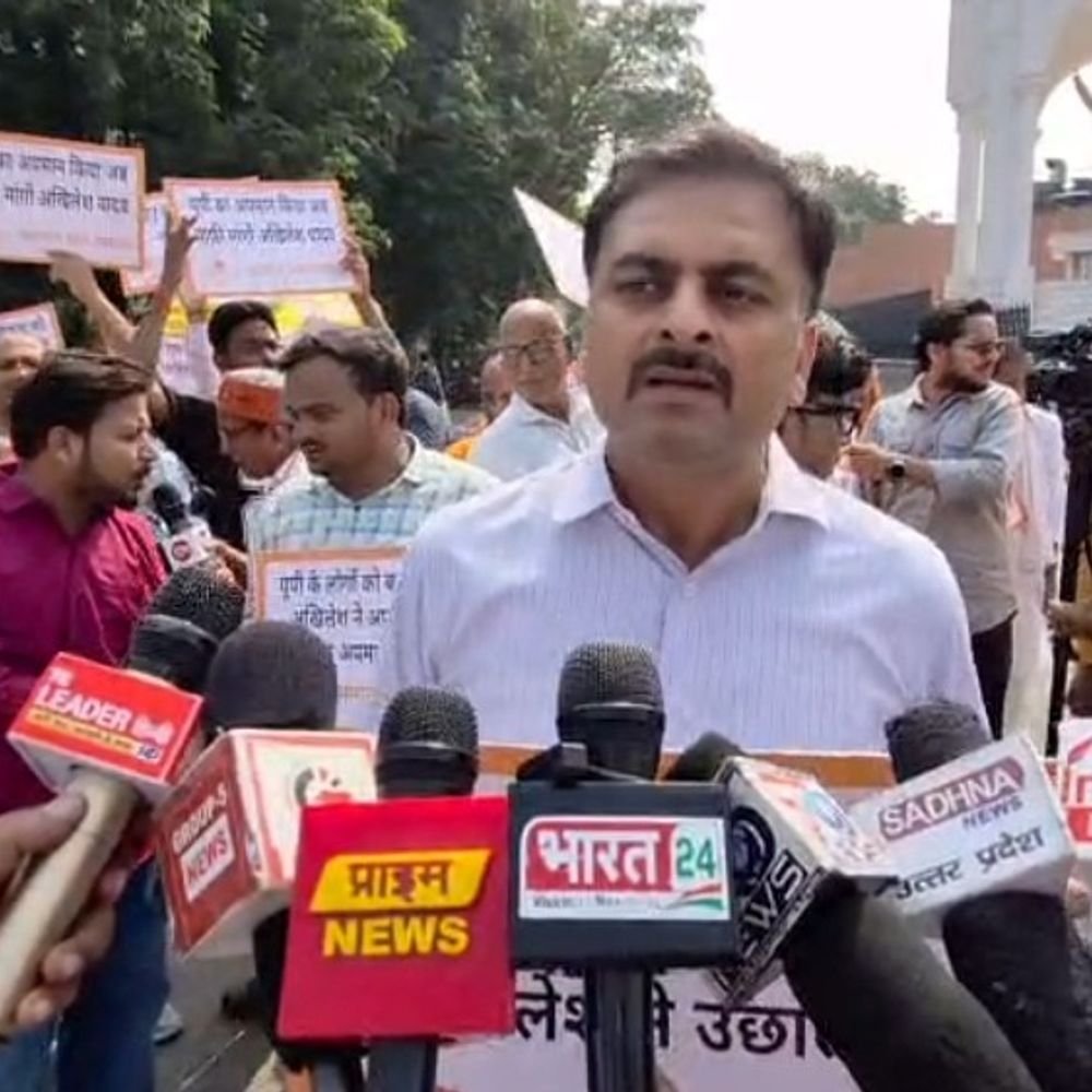 लखनऊ में सनातन रक्षा संगठन ने किया प्रदर्शन:हजरतगंज चौराहे पर कार्यकर्ताओं ने की नारेबाजी, पोस्टर के जरिए यूपी की छवि खराब करने का लगाया आरोप