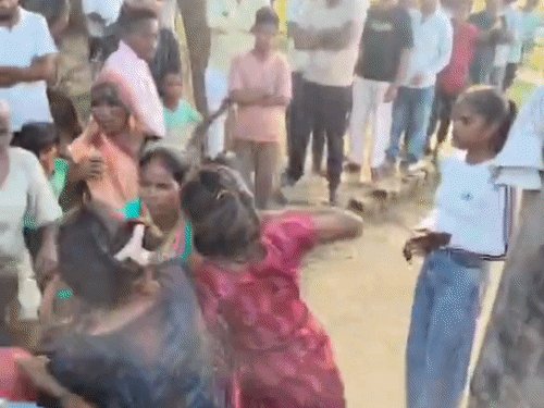 सुल्तानपुर में बच्चों को लेने पहुंची मां की पिटाई, VIDEO:4 लोगों पर केस दर्ज, पति की हत्या के मामले में जेल जा चुकी है महिला