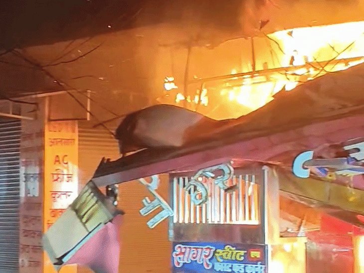 यूसुफपुर में मिठाई की दुकान में लगी भीषण आग:लाखों का सामान जलकर खाक, शार्टसर्किट से आग लगने की आशंका