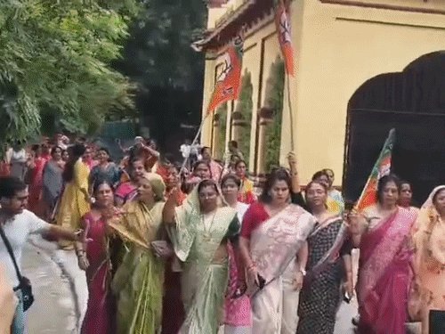 गोरखपुर में BJP महिला मोर्चा का प्रदर्शन:JNU में कांग्रेस MP पर लगे उत्पीड़न के आरोपों पर भड़की, राहुल गांधी मुर्दाबाद के नारे लगाएं