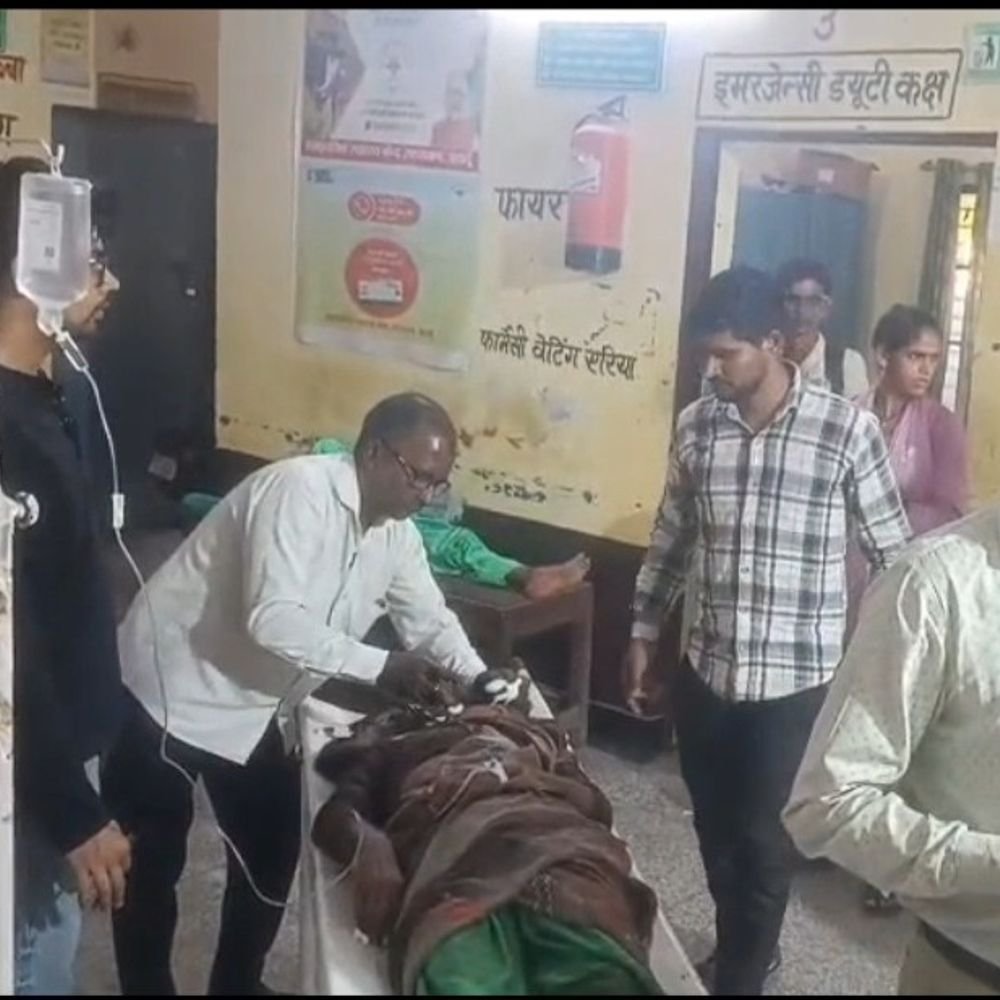 वैगनआर की टक्कर से बाइक सवार महिला की मौत:बदायूं में तीन लोग गंभीर घायल, इलाज के दौरान महिला ने दम तोड़ा