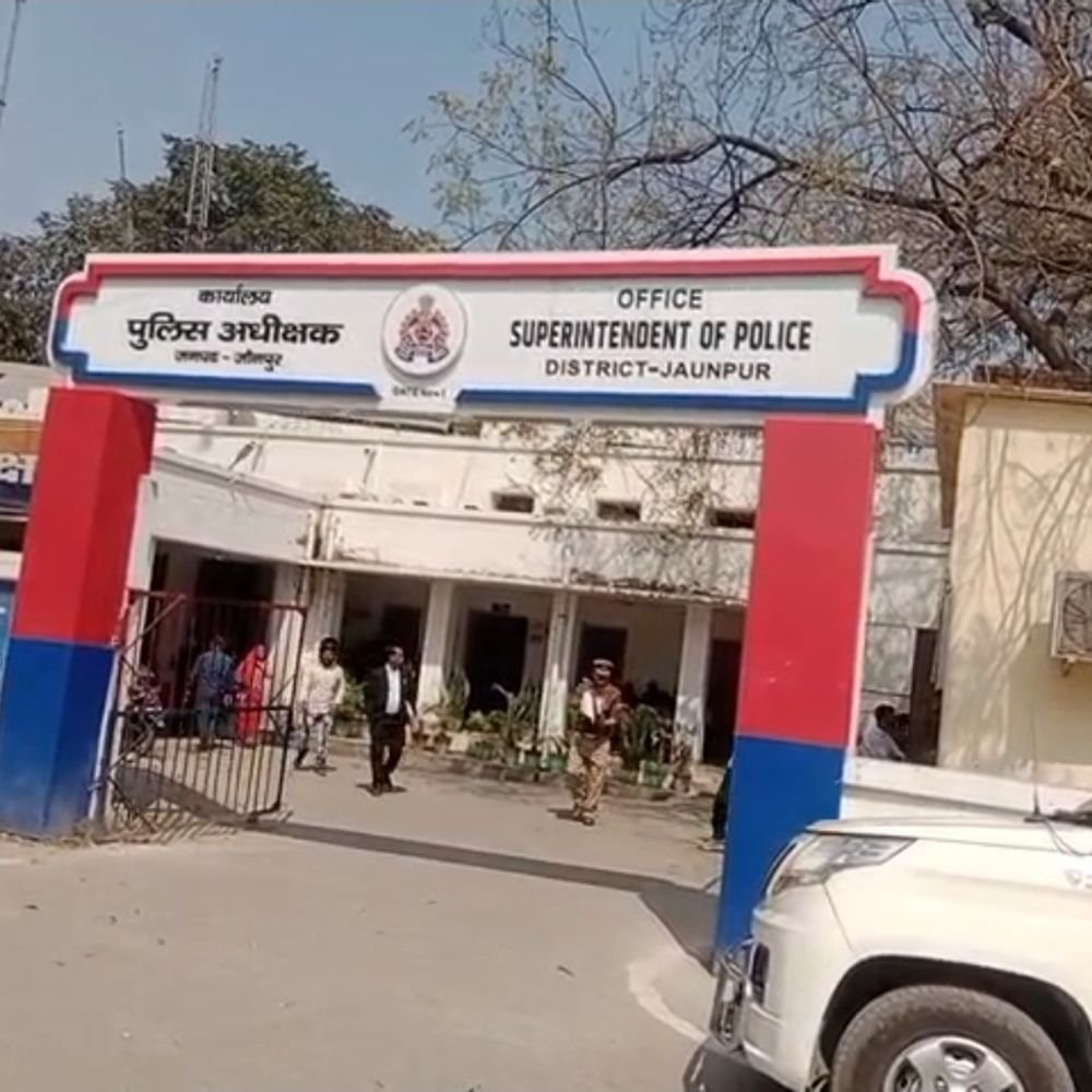 चेक बुक चोरी कर 20 लाख की धोखाधड़ी का आरोप:जौनपुर में तीन पर प्राथमिकी, झूठे मुकदमे में फंसाने की भी कोशिश