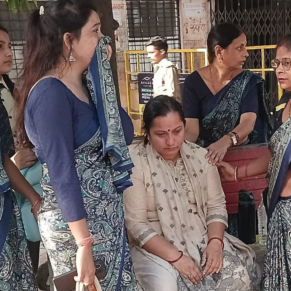 कानपुर में स्कूल बस और डंपर की आमने-सामने भिड़ंत:टीचर की मौत, 3 छात्र समेत 5 घायल; गांधी जयंती के कार्यक्रम में जा रहे थे