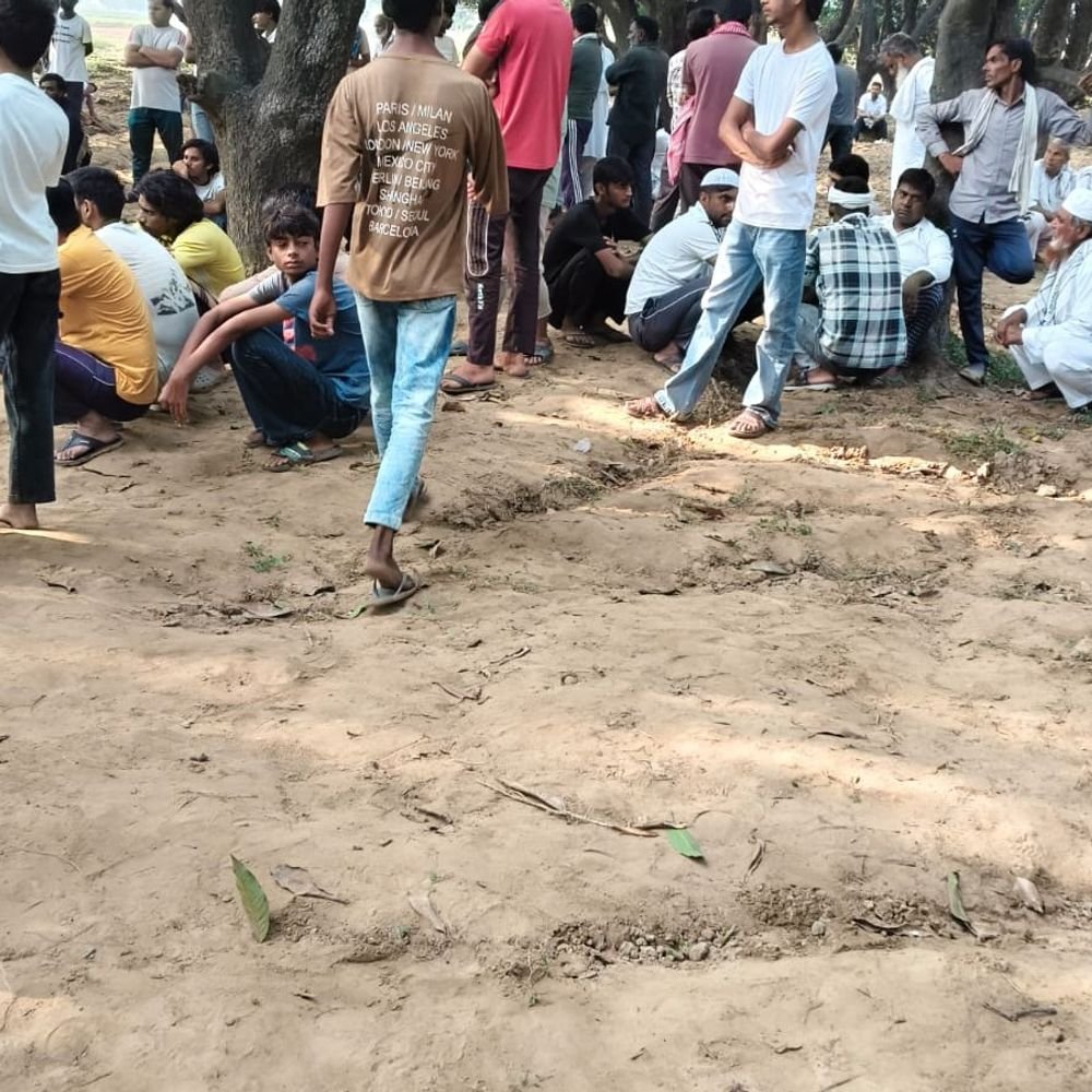निकाह के कुछ घंटे बाद युवक ने दी जान:मेरठ में आम के बाग में पेड़ से लटका मिला शव, पुलिस जांच में जुटी
