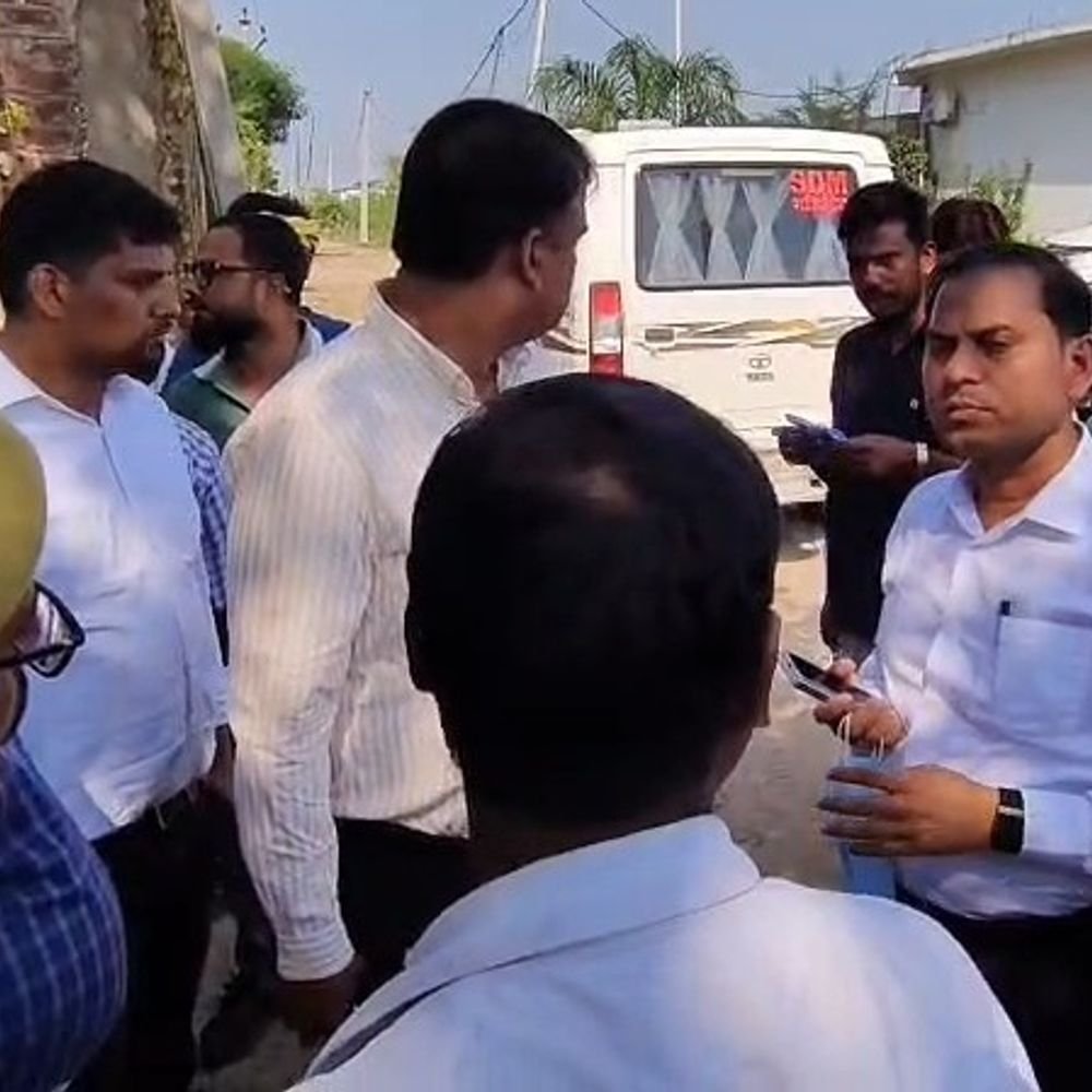 उन्नाव में स्लॉटर हाउस के पास फैक्ट्री सील:दूषित पानी से फसल खराब होने की शिकायत, दस्तावेज खंगाले जाएंगे