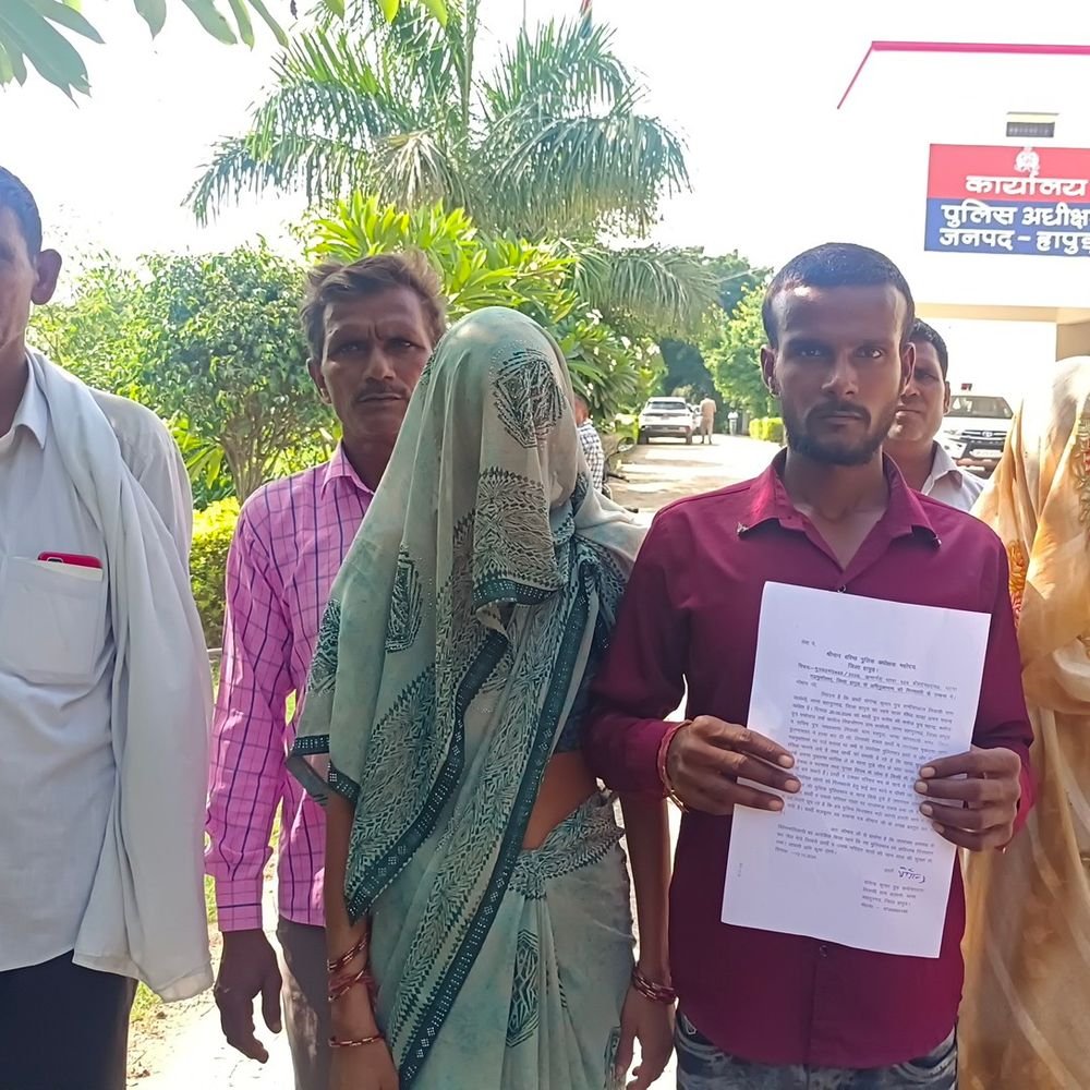 हापुड़ में मनीष हत्याकांड के आरोपियों की गिरफ्तारी की मांग:पिता, पत्नी और भाई एसपी कार्यालय पहुंचे, जल्द कार्रवाई का आश्वासन