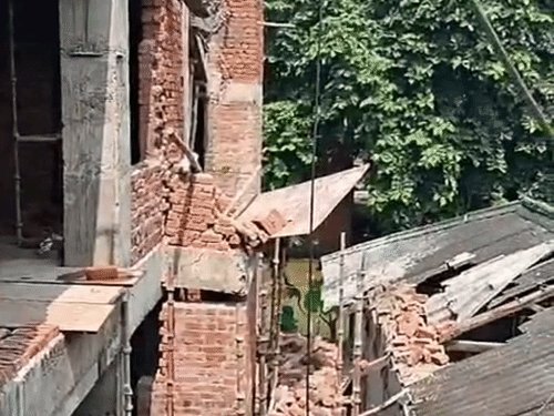 प्रयागराज नगर निगम के ZO-कर्मचारियों पर FIR:जोन 1 कार्यालय की बिल्डिंग का पोर्च ढहने से बुजुर्ग की मौत में लिखा गया मुकदमा