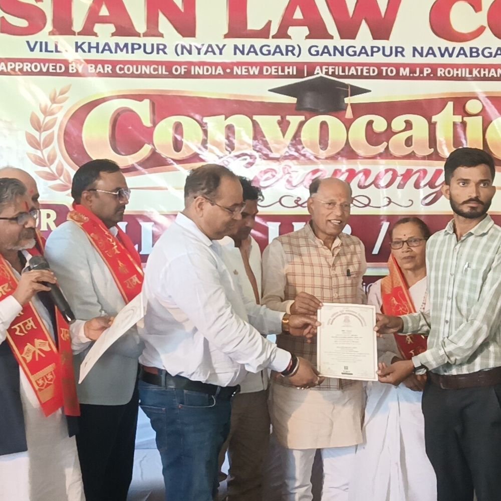 बरेली के कॉलेज में दीक्षांत समारोह आयोजित:एलएलबी की पढ़ाई पूरी करने वाले 120 छात्र-छात्राओं को डिग्रियां वितरित