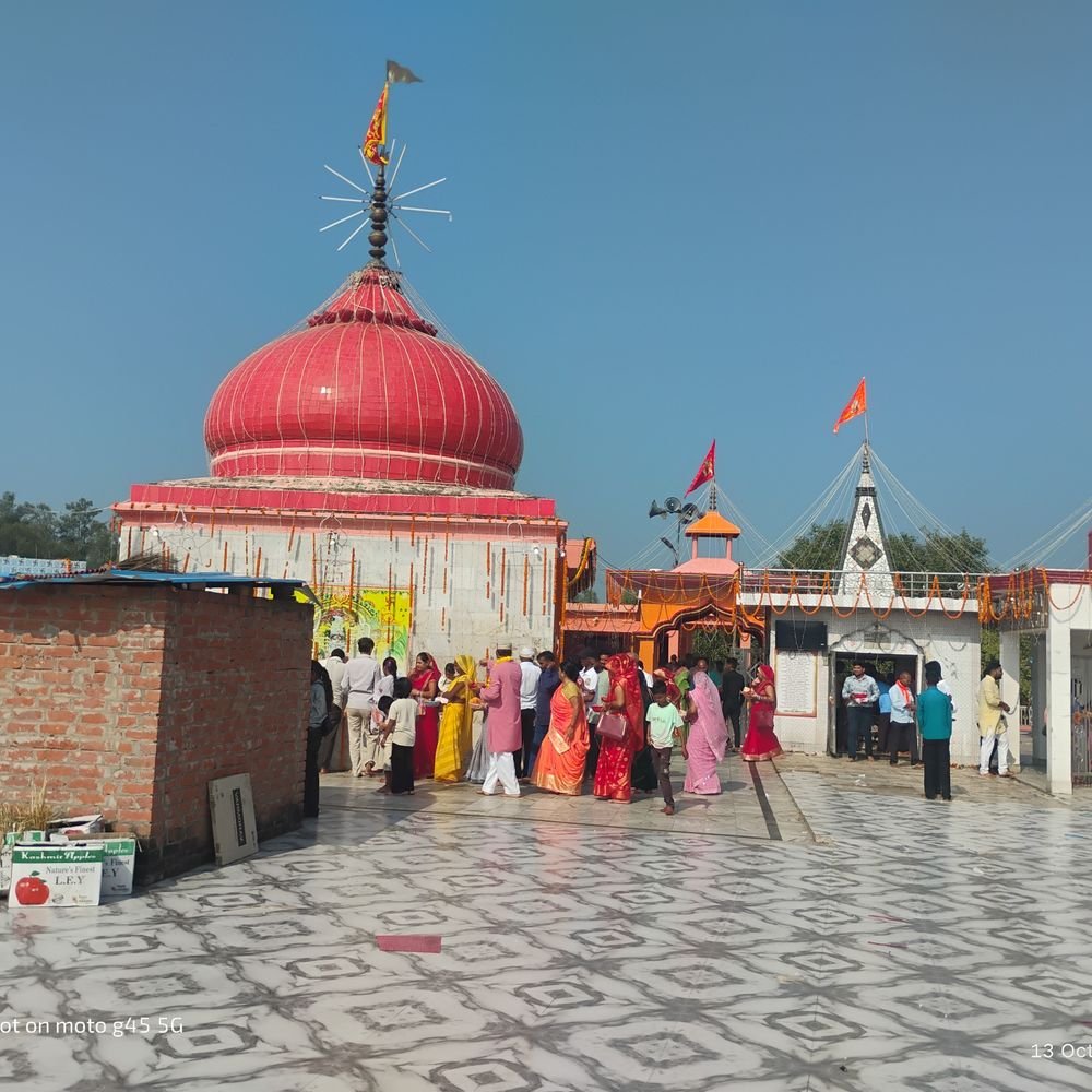अमेठी के प्रसिद्ध धार्मिक स्थल पर भक्तों की भीड़:मां कालिकन के दर्शन को उमड़े श्रद्धालु, जयकारों से गूंजा धाम