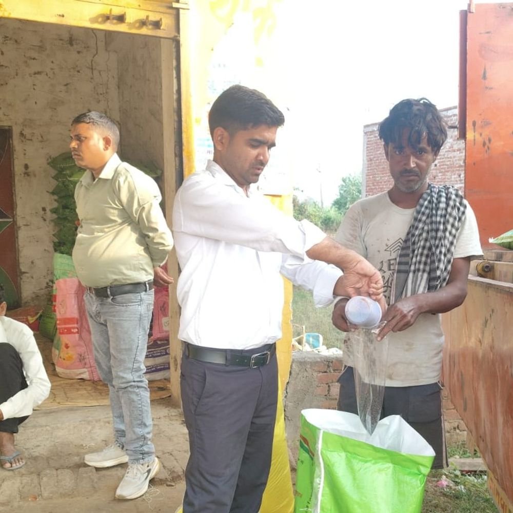 नकली DAP बेचने वाले सेवा केंद्र का लाइसेंस निरस्त:हरदोई में 250 रुपये में तैयार नकली खाद किसानों को 1350 रुपये में बेची