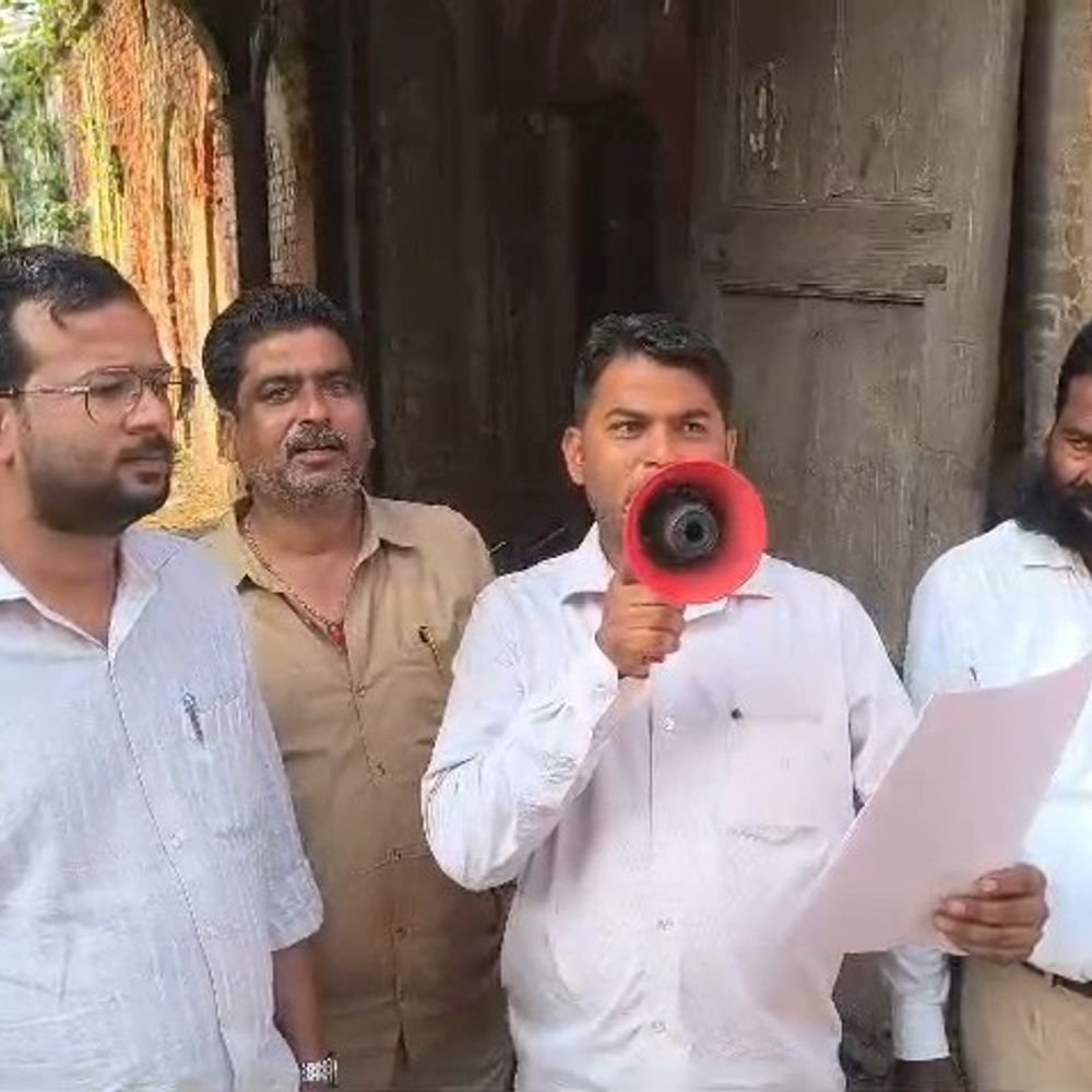 सीतापुर के मुरली निवास पर प्रशासन ने चस्पा किया नोटिस:4 करोड़ की लागत से 2 बीघा जमीन पर बना भवन, पट्टेदारों से 15 दिन में मांगा जवाब