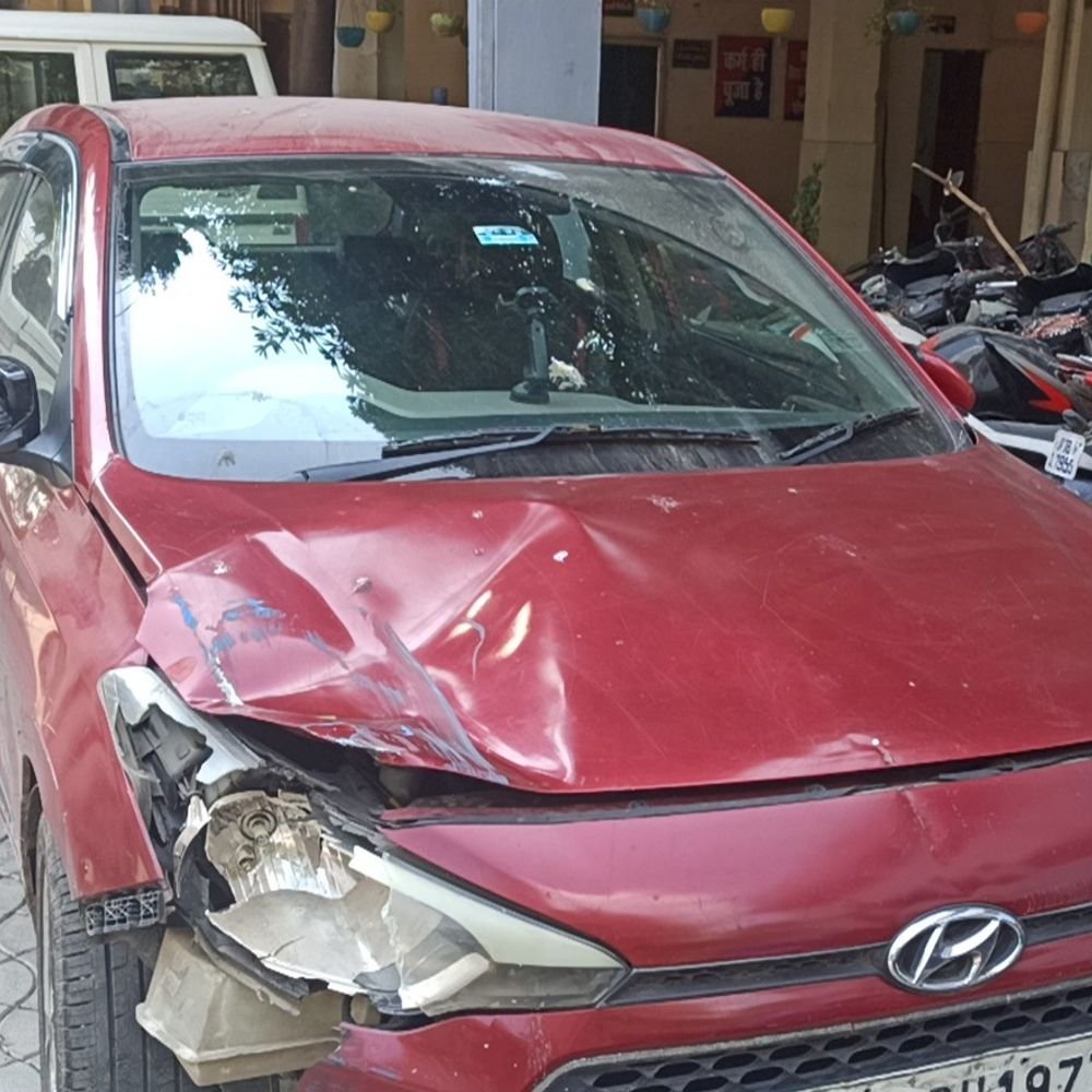 कानपुर में तेज रफ्तार कार ने अधेड़ को रौंदा:हैलट में मौत, कार सवार फरार; पुलिस शिनाख्त में जुटी