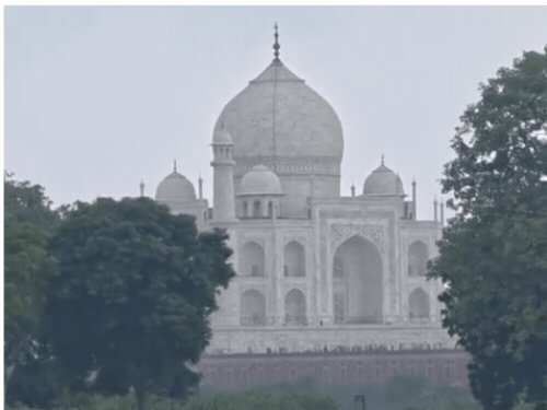 आगरा में सुबह से छाये बादल, बूंदाबांदी की संभावना:15 किमी की रफ्तार से चल रही हवा, तड़के हल्की सर्दी का अहसास
