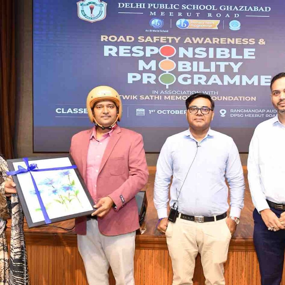 डीपीएसजी में सड़क सुरक्षा सत्र, छात्रों को दिए अहम नियम:'हेलमेट मैन' राघवेंद्र कुमार ने हेलमेट-सीट बेल्ट के उपयोग पर जोर दिया