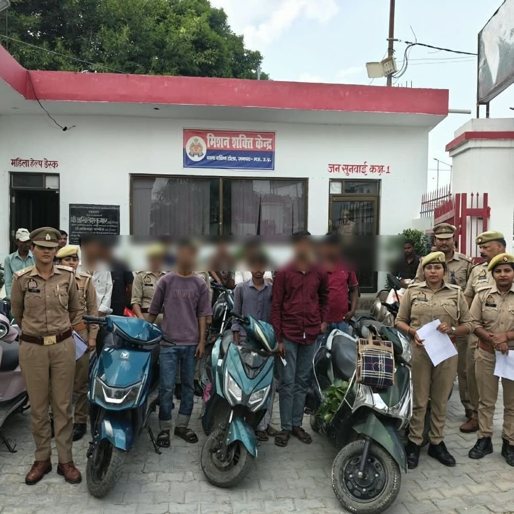 मऊ में 22 स्टंटबाजों और शोहदों पर कार्रवाई:पुलिस ने स्कूल-कॉलेज और चौराहों पर चेकिंग कर परिजनों को दी हिदायत
