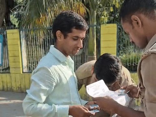 प्रयागराज में 48 केंद्रों पर PET परीक्षा आज:आइरिस स्कैन, मेटल डिटेक्टर से तलाशी; पहले दिन करीब 35 हजार अभ्यर्थी देंगे परीक्षा
