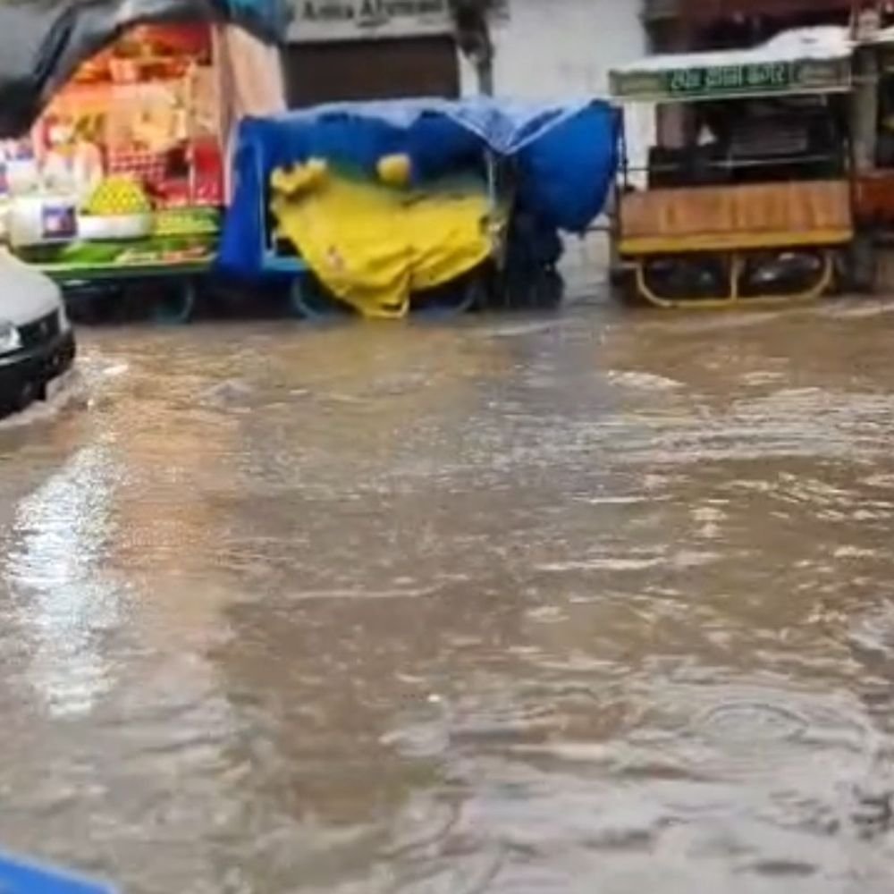 शामली में अचानक बदला मौसम, तेज बारिश हुई:कैराना में सड़कों पर भरा पानी, धान की फसल को नुकसान