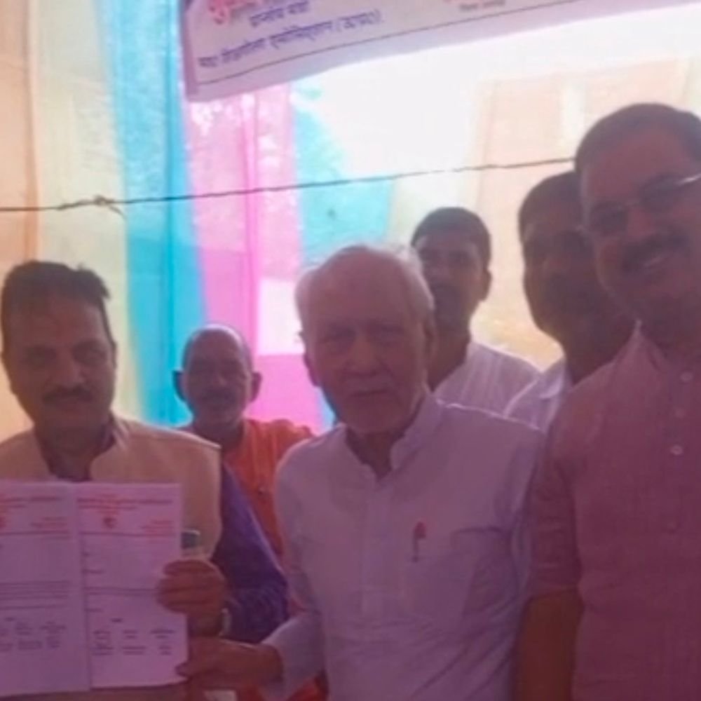 बलिया में शिक्षणेत्तर एसोसिएशन का धरना:डीआईओएस प्रतिनिधि को ज्ञापन, मांगें न मानने पर आंदोलन की चेतावनी