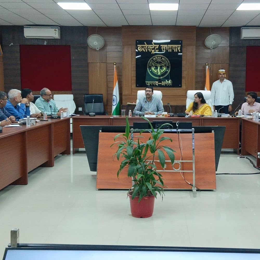 अमेठी DM ने गोवंश संरक्षण पर सख्ती दिखाई:कहा- लापरवाही बर्दाश्त नहीं होगी, गौशालाओं में CCTV जरूरी