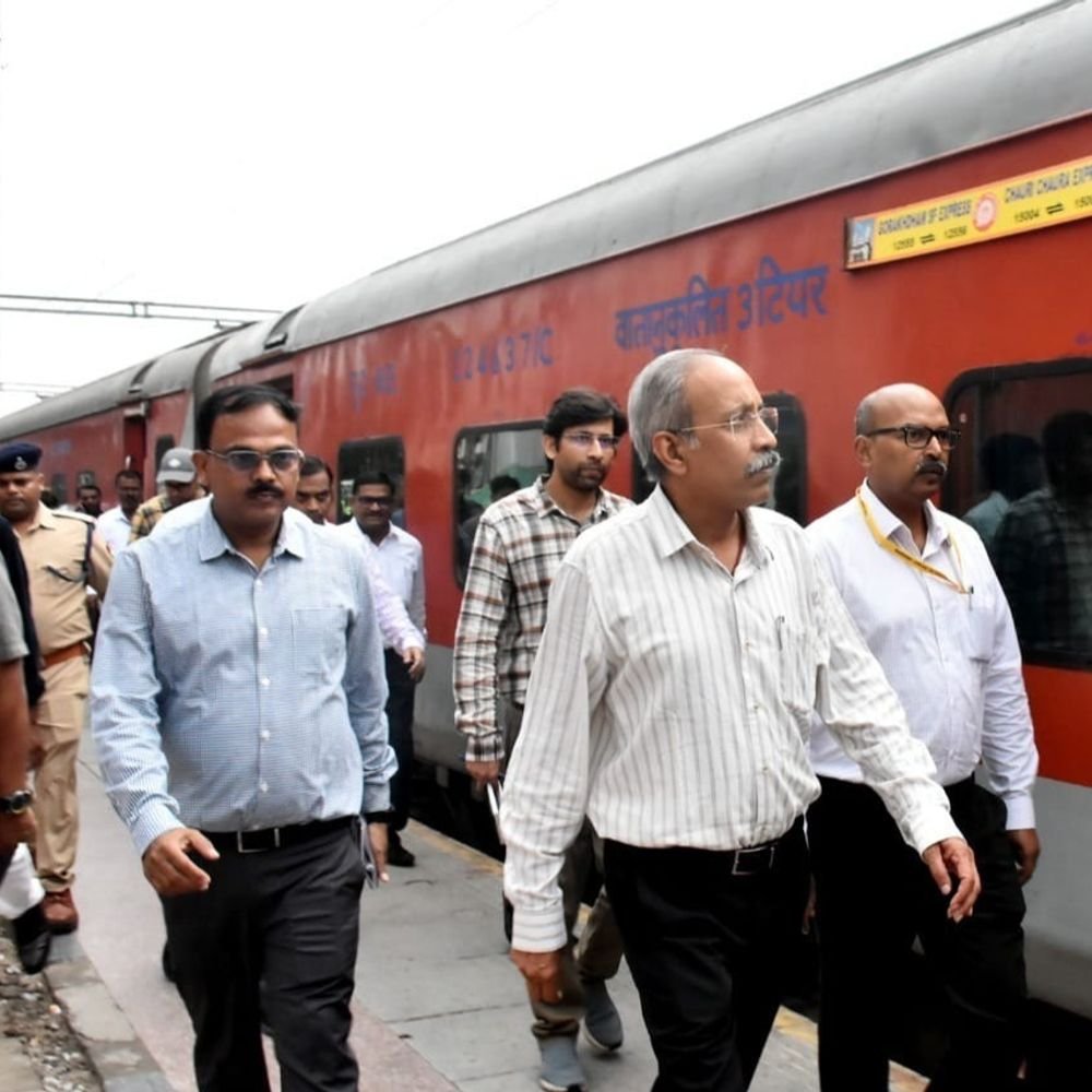 गोरखधाम एक्सप्रेस से पहुंचे GM:यात्रियों से बातचीत कर हाल पूछा, पुराने स्टिकर हटाने और सफाई सुधारने के निर्देश दिए
