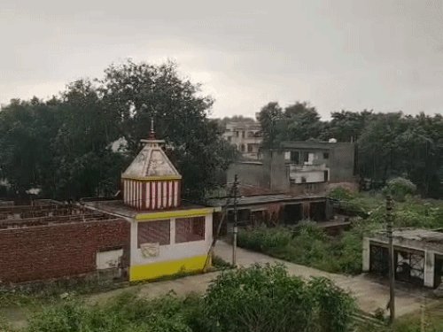 मेरठ में आज भी बारिश के आसार:देर रात की बरसात के बाद सुबह से आसमान में छाए बादलों के साथ चली ठंडी हवा