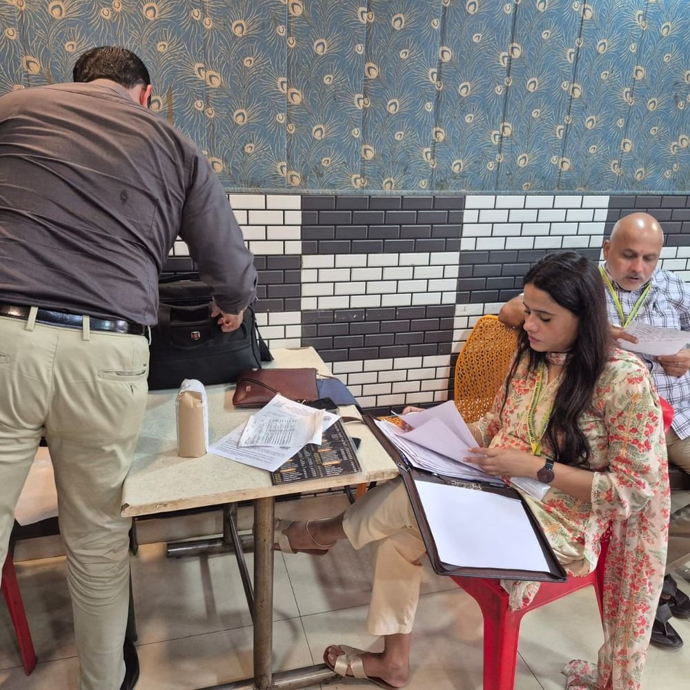 खाद्य विभाग की टीम ने 15 किलो पनीर नष्ट कराया:100 किलो सॉस सीज, 10 कैरेट खराब केले फेंकवाए; 4 नमूने भी लिए