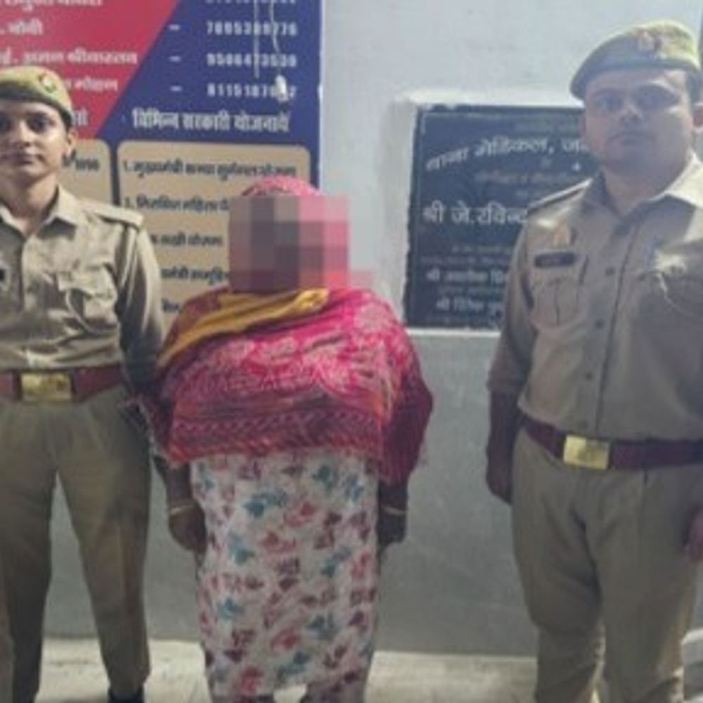 मेरठ के मंशादेवी मंदिर में चेन लूटती महिला रंगेहाथ पकड़ी:युवक के गले से झपटी चेन, साथी बाइक लेकर भागा