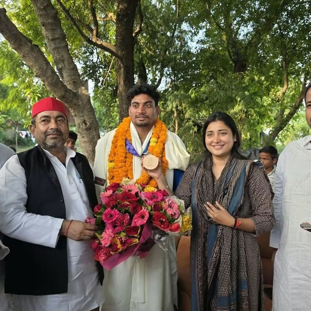 कांस्य पदक विजेता रोहित का स्वागत:जौनपुर पहुंचे भाला फेंक खिलाड़ी, लोगों ने माला पहनाकर बधाई दी