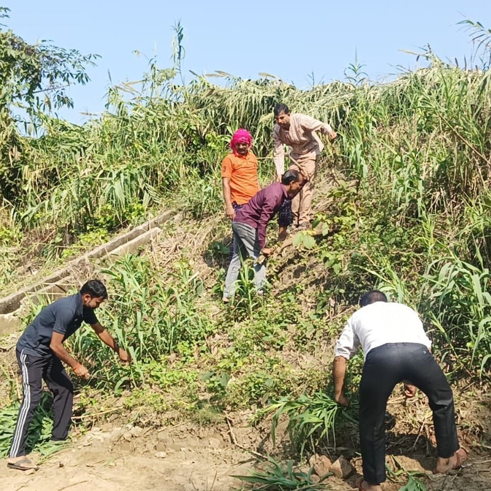 कुशीनगर में सोहसा मोक्ष धाम पर श्रमदान:युवाओं ने मिलकर की सफाई, जनसहयोग से होगा परिसर का विकास