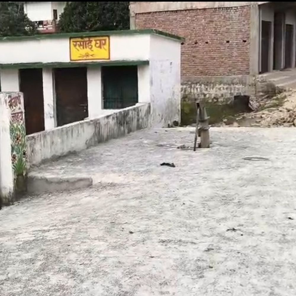 मुसही गांव में जेसीबी से स्कूल का रास्ता क्षतिग्रस्त:सोनभद्र में बच्चों को स्कूल जाने में दिक्कत, ग्रामीणों ने जांच और मरम्मत की मांग की