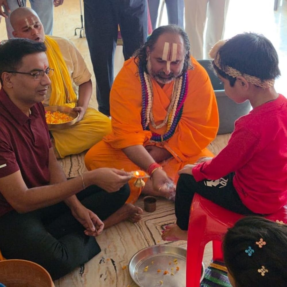 प्रयागराज कमिश्नर ने नवरात्रि के पहले दिन कन्या पूजन किया:भोजन करा तोहफे दिए, श्रृंगवेरपुर धाम के निकेतनम आश्रम में में बांटा प्रसाद