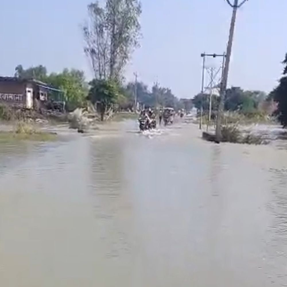 फर्रुखाबाद में फिर से चार मकान गंगा में समाए:शाहजहांपुर रोड पर पानी बहने से वाहन चालकों को दिक्कत