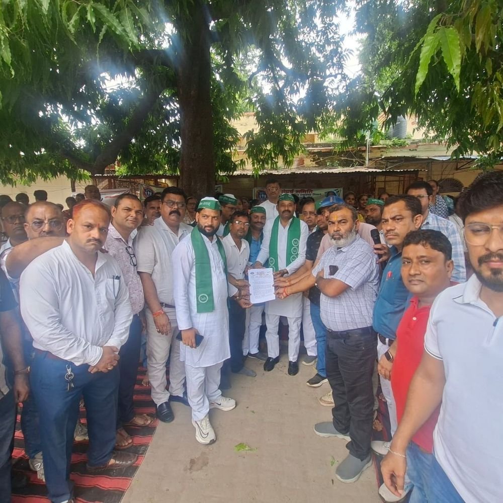 संविदा स्वास्थ्य कर्मियों का धरना आज भी जारी:मैनपुरी में नियमितीकरण और सम्मानजनक वेतन सहित 6 मांगों को लेकर प्रदर्शन