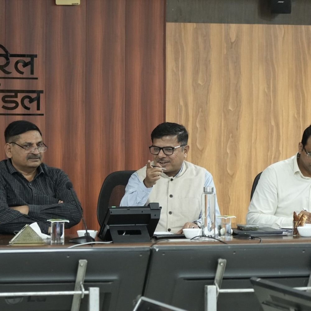 प्रयागराज मंडल में दो महीने में सुधार का लक्ष्य:GM ने अधिकारियों से रेलवे को अपना प्रतिष्ठान समझकर काम करने को कहा