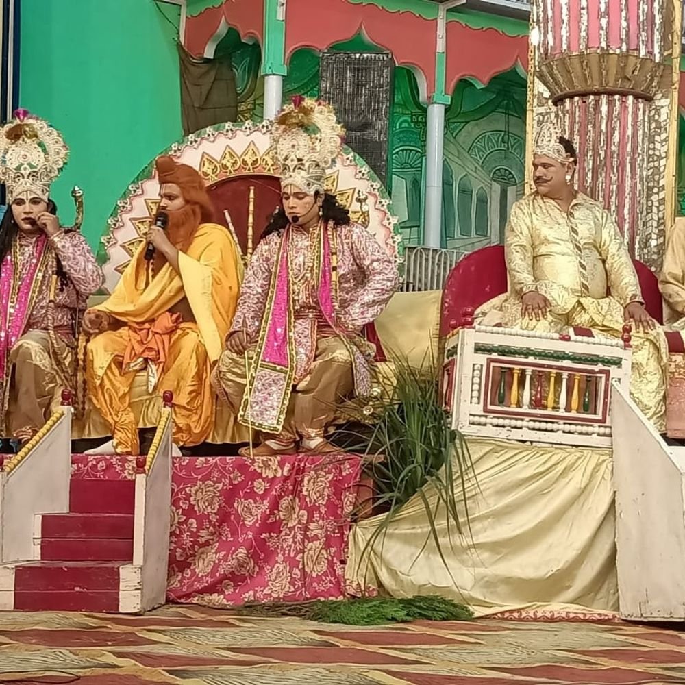 हनुमान टीला की रामलीला में धनुष यज्ञ का मंचन:श्रीराम ने तोड़ा शिव धनुष, जय श्रीराम के जयकारों से गूंजा मैदान
