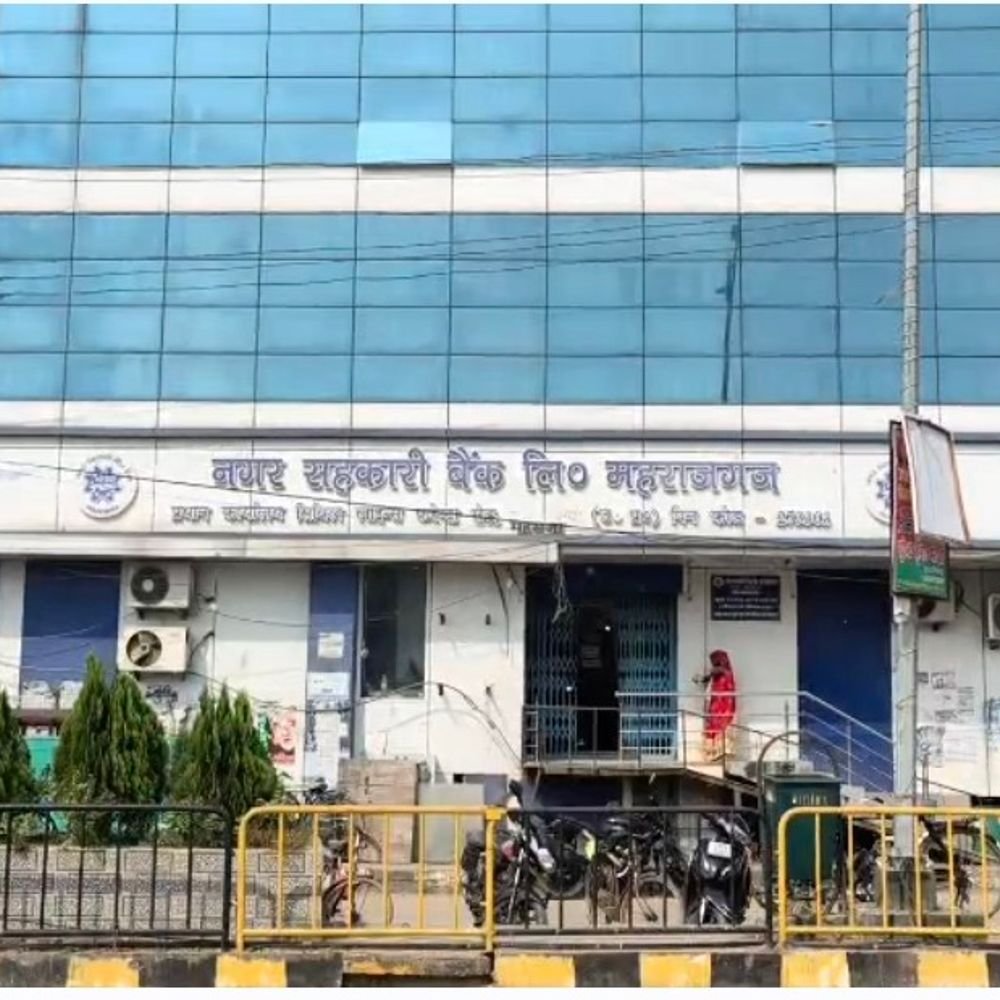 नगर सहकारी बैंक में आयकर विभाग का सर्वे शुरू:लखनऊ-गोरखपुर की टीम ने की फाइलों और लेन-देन की जांच