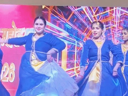 मिर्जापुर के विंध्य महोत्सव में कलाकारों ने दी शानदार प्रस्तुतियां:अमित, खुश्बू और कीर्ति ने भक्ति गीत गाए; दूसरे राज्यों के कलाकारों ने भी दिखाया हुनर