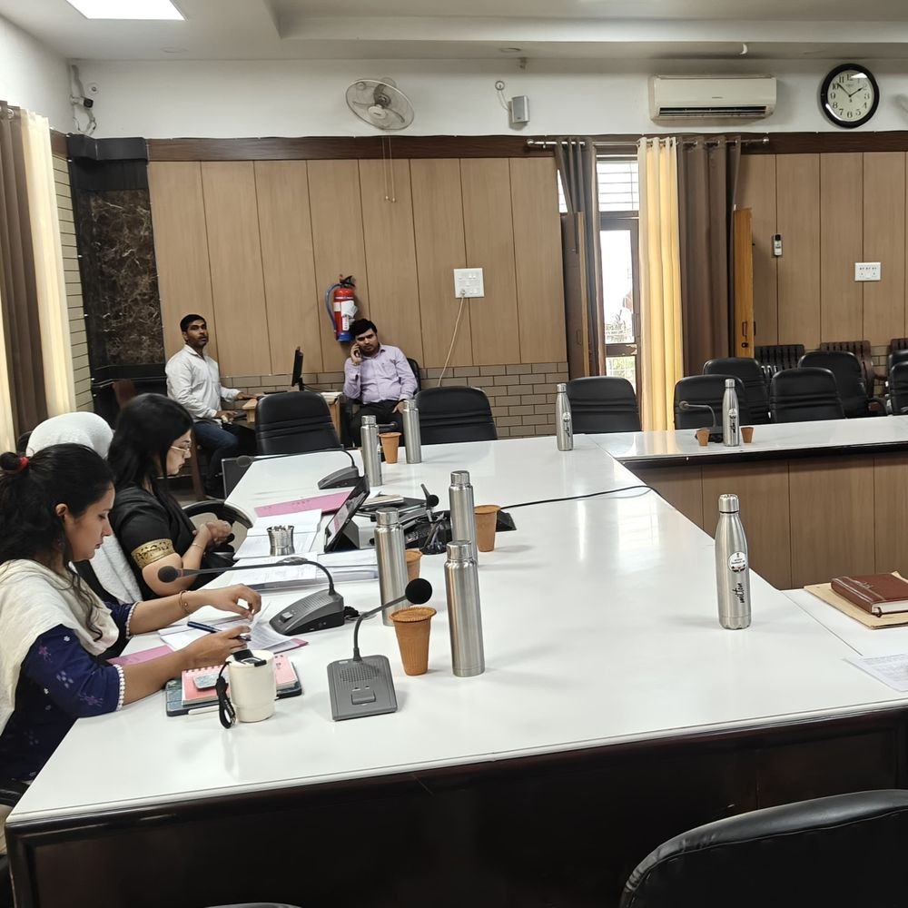 हापुड़ DM ने ग्राम-पंचायतों में व्यवस्था सुधारने के दिए निर्देश:सफाई, कचरा निस्तारण, सामुदायिक शौचालय और पुस्तकालय पर फोकस