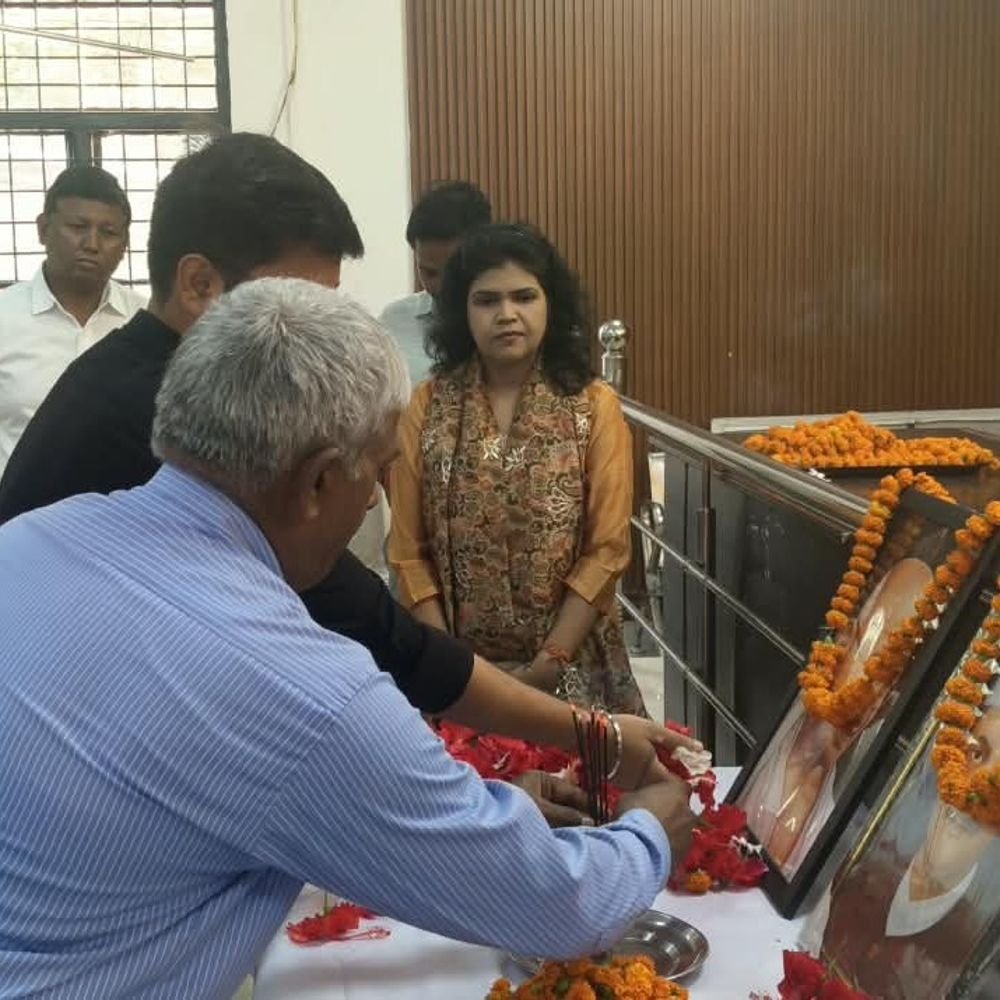 उन्नाव में गांधी-शास्त्री जयंती पर ध्वजारोहण और माल्यार्पण:सरकारी-गैर सरकारी संस्थानों में हुए आयोजन, अधिकारियों-कर्मचारियों ने ली स्वच्छता की शपथ