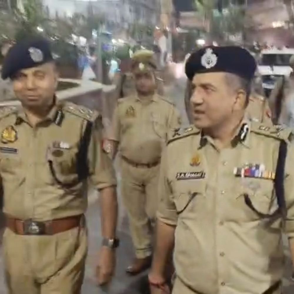 एडीजी एसके भगत ने फिरोजाबाद में किया पैदल मार्च:नवरात्र और त्योहारों के लिए सुरक्षा का जायजा लिया, महिलाओं-श्रद्धालुओं की सुरक्षा पर जोर
