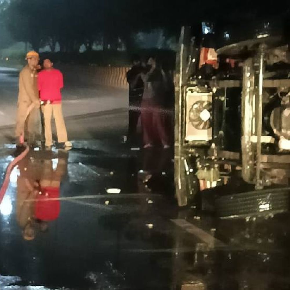 नोएडा में कार और ट्रक की टक्कर से लगी आग:धुआं निकलते देख दोनों ड्राइवर बाहर भागे, फायर ब्रिगेड ने 20 मिनट में पाया काबू