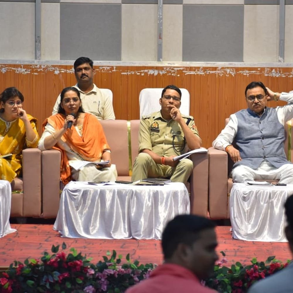सुल्तानपुर में दुर्गापूजा को लेकर प्रशासन अलर्ट:पूजा समितियों को फायर सेफ्टी उपकरण और सीसीटीवी कैमरे लगवाने के निर्देश