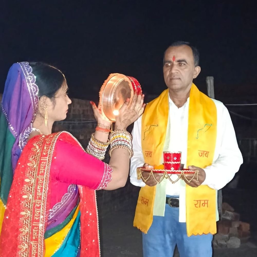संतकबीरनगर में चांद दिखने पर महिलाओं ने व्रत तोड़ा:मेंहदावल में बिजली विभाग ने चांद का दीदार करने के लिए बंद कर दी सप्लाई