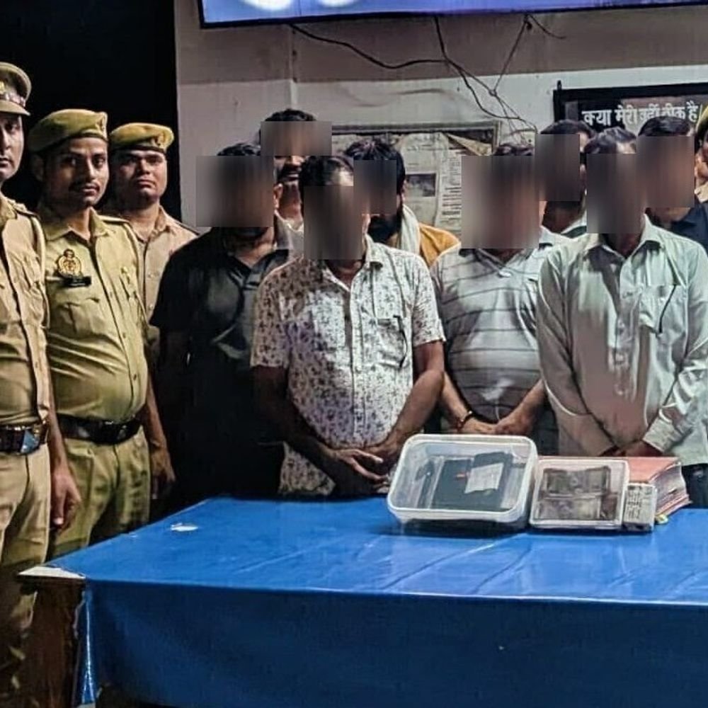 बुलंदशहर में जुआ खेलते 13 लोग गिरफ्तार:दो लाख से ज्यादा कैश और 15 मोबाइल फोन जब्त