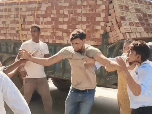 संभल के टांडा कोठी में पकौड़ी की दुकान पर मारपीट:बाइक में पेट्रोल भराने को लेकर शुरू हुआ विवाद; 4 भाइयों पर केस दर्ज