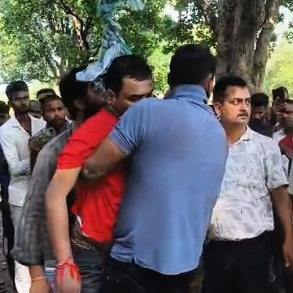 बस्ती में युवक का शव मिलने से मचा हड़कंप:गायसाथ में दारू भट्ठी के पीछे हुई घटना, मौत की वजह स्पष्ट नहीं, जांच में जुटी पुलिस
