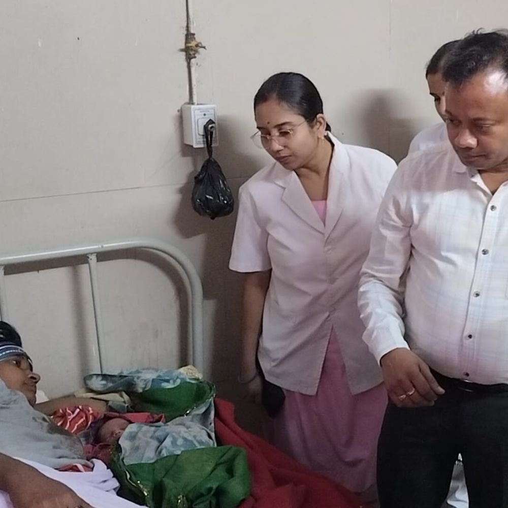 सड़क किनारे रह रही महिला ने नवजात को जन्म दिया:दिबियापुर में लोगों ने एंबुलेंस बुलाई, मां और बच्चे को स्वास्थ्य केंद्र पहुंचाया
